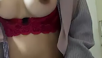 Sange Bugil Odhaľuje Svoje Prsia V Horúcom Domácom Masturbačnom Videu