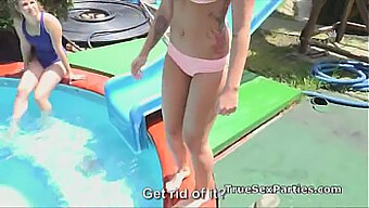 Quattro Adolescenti In Bikini Si Impegnano In Un'Orgia Hardcore A Bordo Piscina