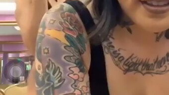 Asiatische Schönheit Mit Tattoos Neckt Auf Periscope In Strumpfhosen