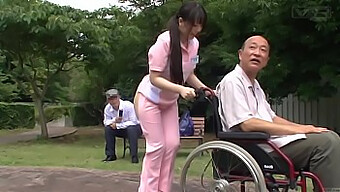 Exhibición Pública Del Pálido Trasero Del Cuidador Japonés