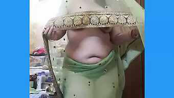 Desi Tante Viser Frem Kurvene Sine I En Saree